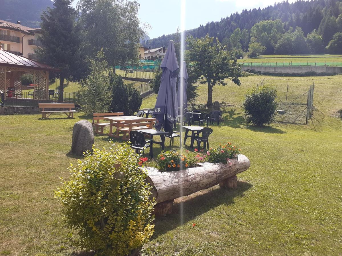 Hotel Aurora Cavedago Kültér fotó